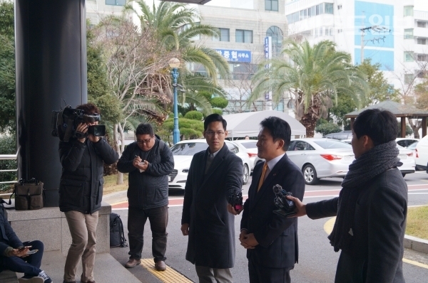 원희룡 제주도지사가 법원에 출석하면서 재판에 임하는 입장을 밝히고 있다. .