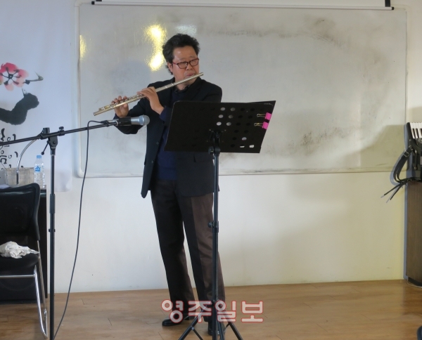 김우신 한라윈드앙상불 지휘자는 박목월 시인의 러브스토리텔링 후 '떠나가는 배' 등을 연주했다.