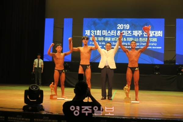 학생-70kg 1위 강동현, 학생+70 고주현 2위 한진원 3위 임태상씨가 상받고 홍창운 회장과 기념 촬영했다.