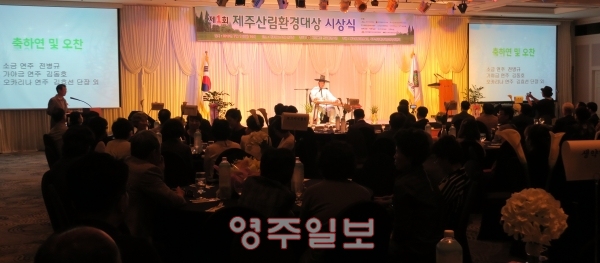 김동호 한라마을 도서관장은 가야금 연주와 함께 아리랑 등을 불렀다.
