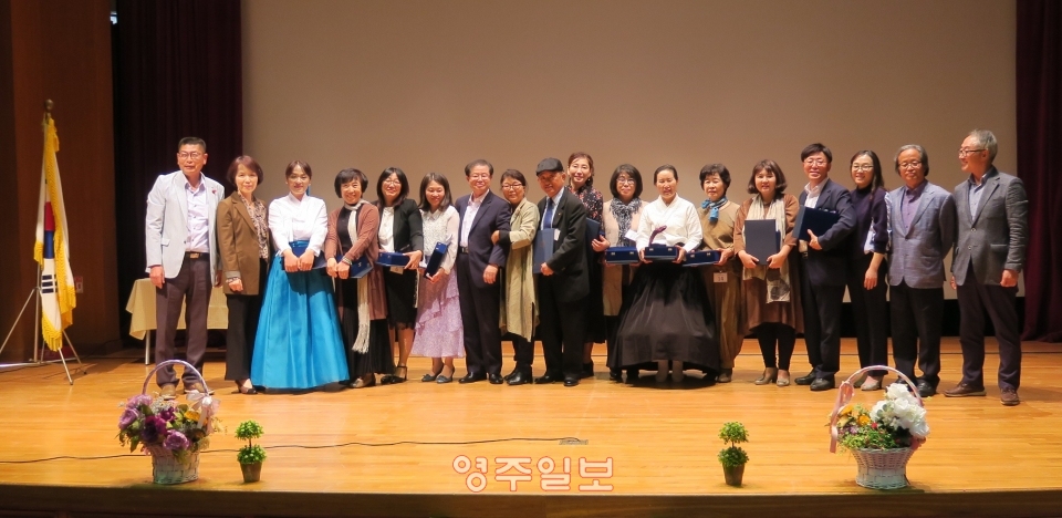 ‘제2회 전국詩낭송 제주대회’수상자 들이 기념 촬영을 했다.
