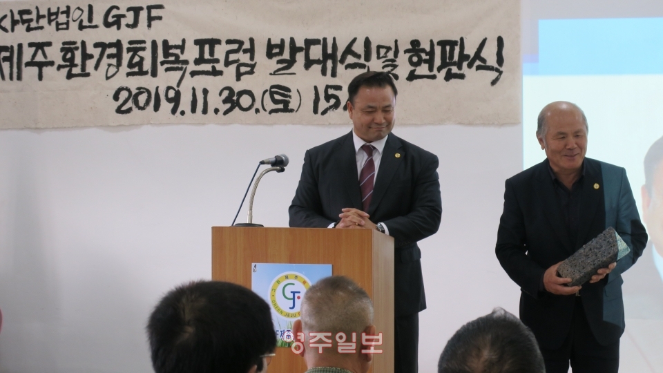 김형규(좌측)이사장은 김동호 단장을 소개하며포부를 들었다.