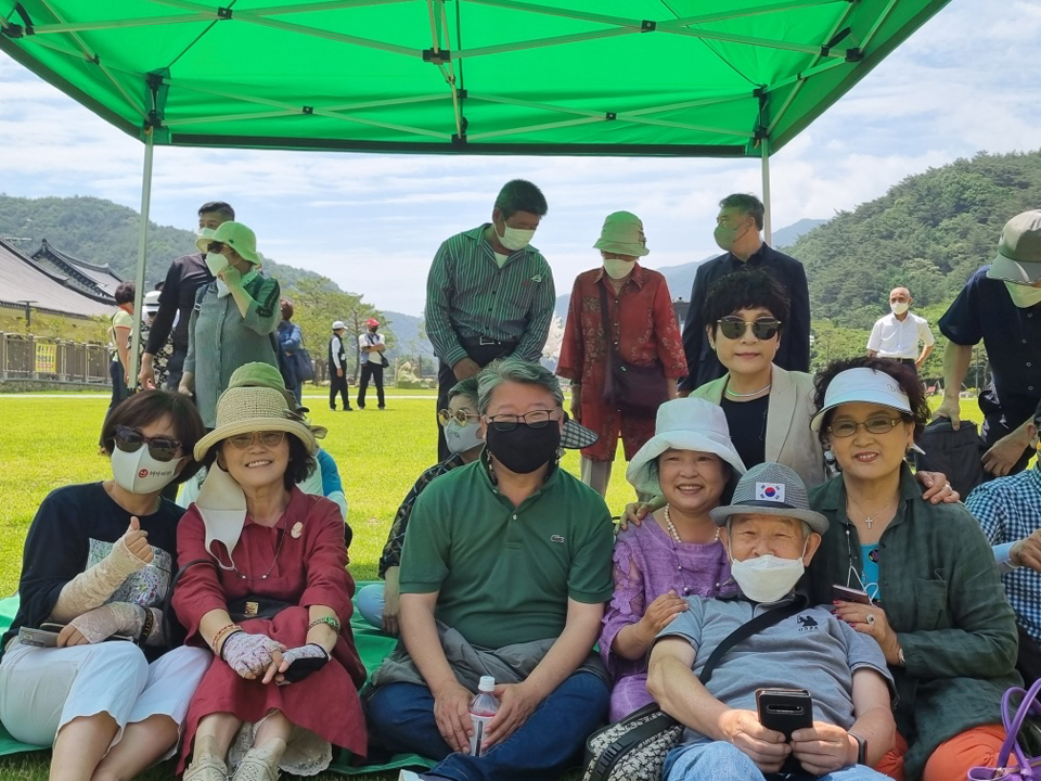 우리공화당 조원진 대표가 19일 경북 문경새재공원에서 4일차 희망살리기 민생투어를 이어갔다.​