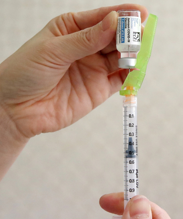 신종 코로나바이러스 감염증(코로나19) 얀센 백신접종이 시작된 가운데 한 소아과의원에서 의료진이 얀센 백신을 들어보이고 있다.(자료사진)