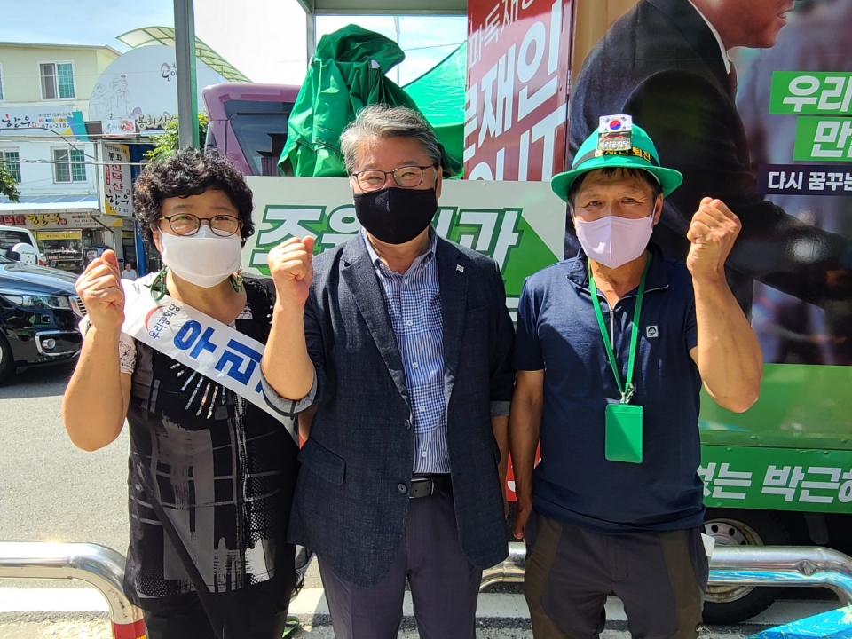 우리공화당 조원진 대표가 22일 경북 봉화시장, 예천중앙시장, 상주중앙시장에서 15일차 민생투어를 진행했다.