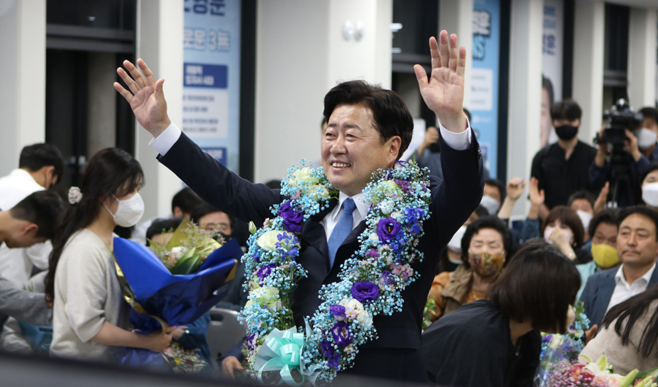 오영훈 제주도지사 당선인과 부인 박선희씨가 제주시 선거사무소에서 꽃목걸이를 걸고 환하게 웃고 있다.