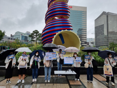 코이카 글로벌 서포터즈 ‘위코(WeKO)’ 4기가 서울 청계광장에서 지속가능발전목표(SDGs)와 국제개발협력에 대한 홍보 활동을 진행하고 있다