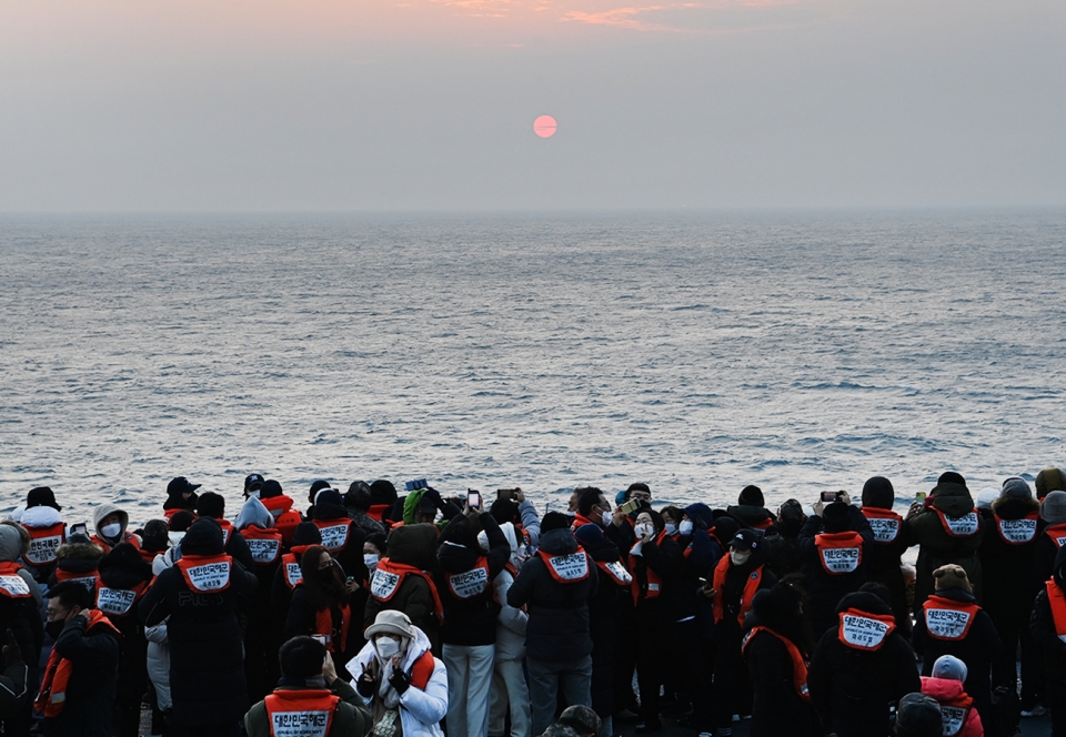 해군 제7기동전단,  새해 맞아 해군 장병들과 제주도민 함께 첫 일출을 맞이하는『함상 해맞이 행사』모습
