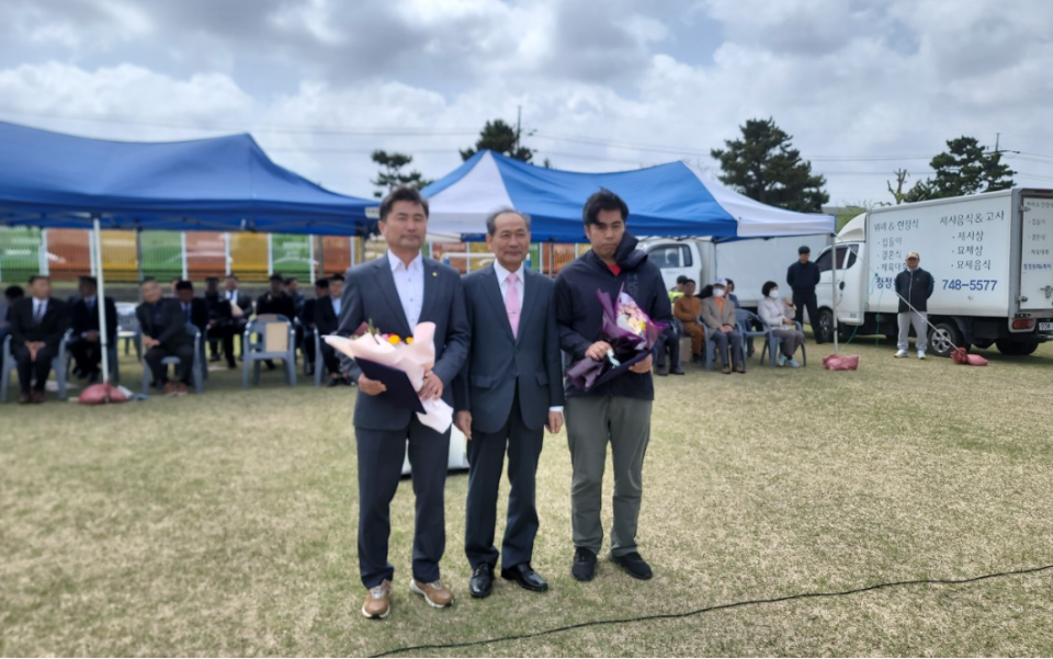 지난 16일 이호동민 한마음 체육대회에서 고연종 씨와 김주형 씨가 제8회 자랑스러운 이호동민상을 수상했다.