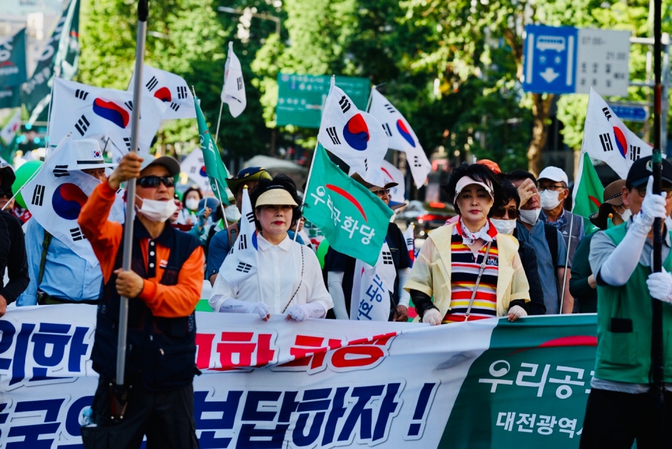 3일 우리공화당이 서울역광장에서 개최한 제242차 태극기집회