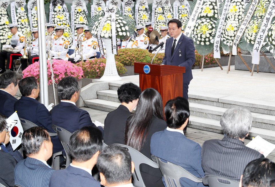 김희현 정무부지사가 8일 탐라자유회관 백마고지 육탄 삼용사 동상앞서 추도사 및 분향하고 있다.