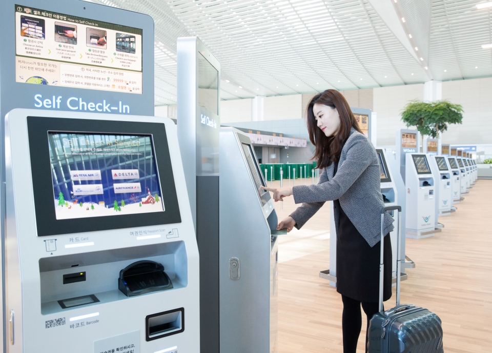 인천국제공항 제2여객터미널 무인 탑승 수속 시스템 키오스크를 활용한 셀프 체크인(Self Check-In) 서비스를 이용하는 모습