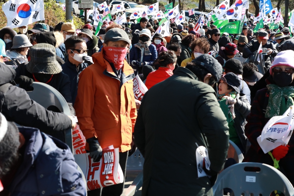 우리공화당은 18일 오전 11시, 양산 문재인 전 대통령 사저 인근에서 ‘문재인 구속’을 촉구하는 태극기 집회를 개최했다.(사진제공=이용훈 시민기자)