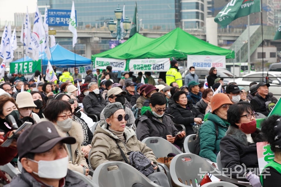 우리공화당이 불법탄핵소추안 가결 7주년이 되는 지난 9일, 서울역 광장에서 불법탄핵소추안 가결을 규탄하며 국회 바로 세우기 우리공화당 제253차 태극기집회를 개최했다.(사진제공=이용훈 시민기자)