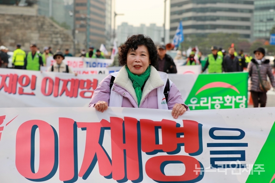 우리공화당이 불법탄핵소추안 가결 7주년이 되는 지난 9일, 서울역 광장에서 불법탄핵소추안 가결을 규탄하며 국회 바로 세우기 우리공화당 제253차 태극기집회를 개최했다.(사진제공=이용훈 시민기자)